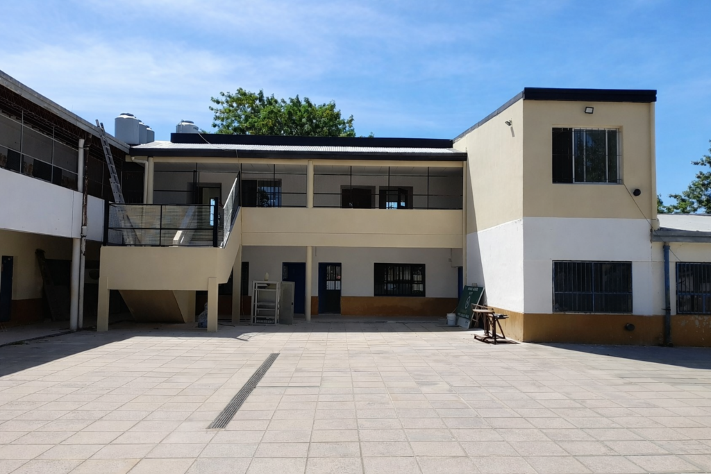 Ampliación de escuela secundaria con nuevas aulas y playón deportivo, Merlo, Buenos Aires