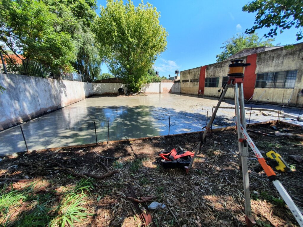 Construcción de playón deportivo de hormigón armado en escuela secundaria, Merlo, Buenos Aires
