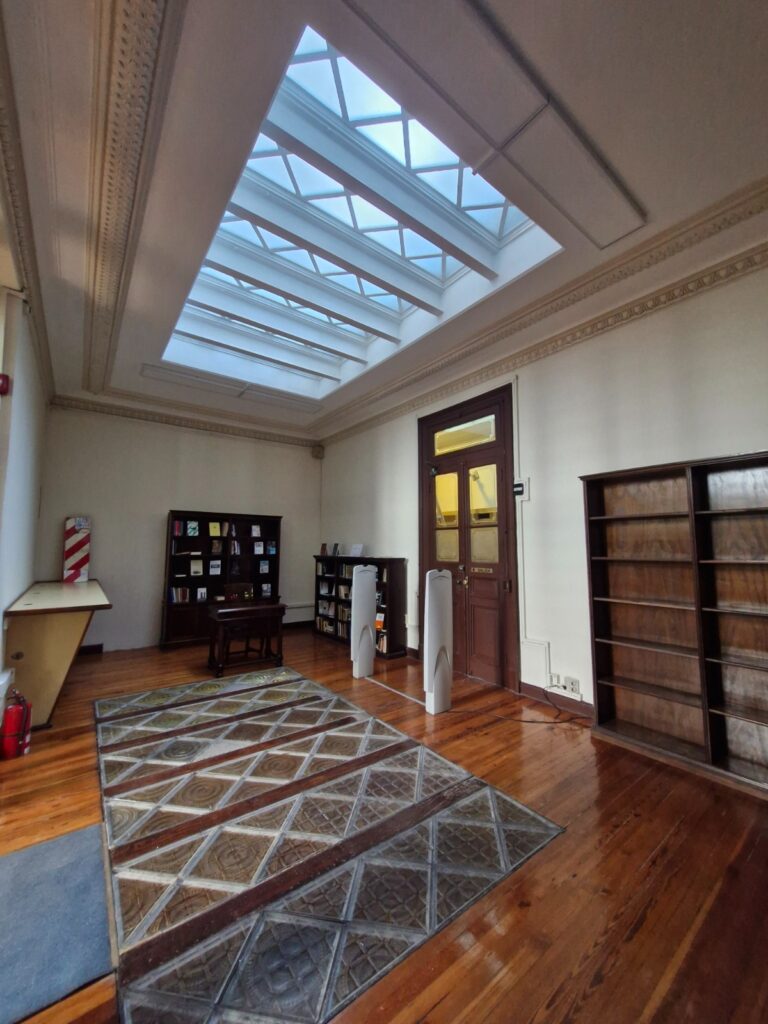 Sala de consulta de la Biblioteca de la Corte Suprema de Justicia restaurada con claraboya de vidrio esmerilado, CABA