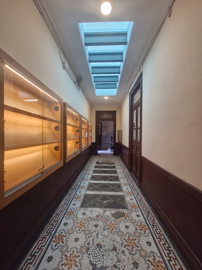 Pasillo restaurado con claraboya y piso patrimonial en la Biblioteca de la Corte Suprema de Justicia, CABA
