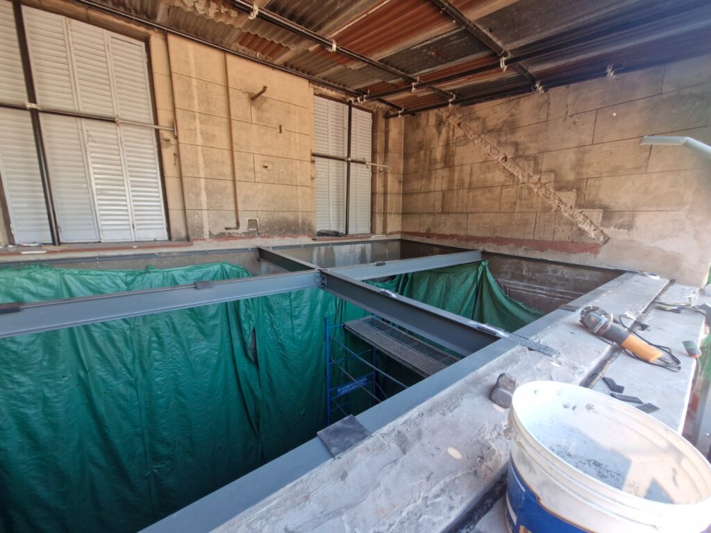 Montaje de estructura metálica para claraboya en patio interior de la Corte Suprema de Justicia, CABA