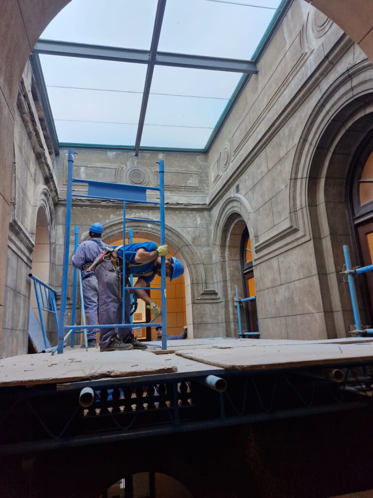 Trabajos en altura sobre andamio para instalación de claraboya en la Corte Suprema de Justicia, CABA