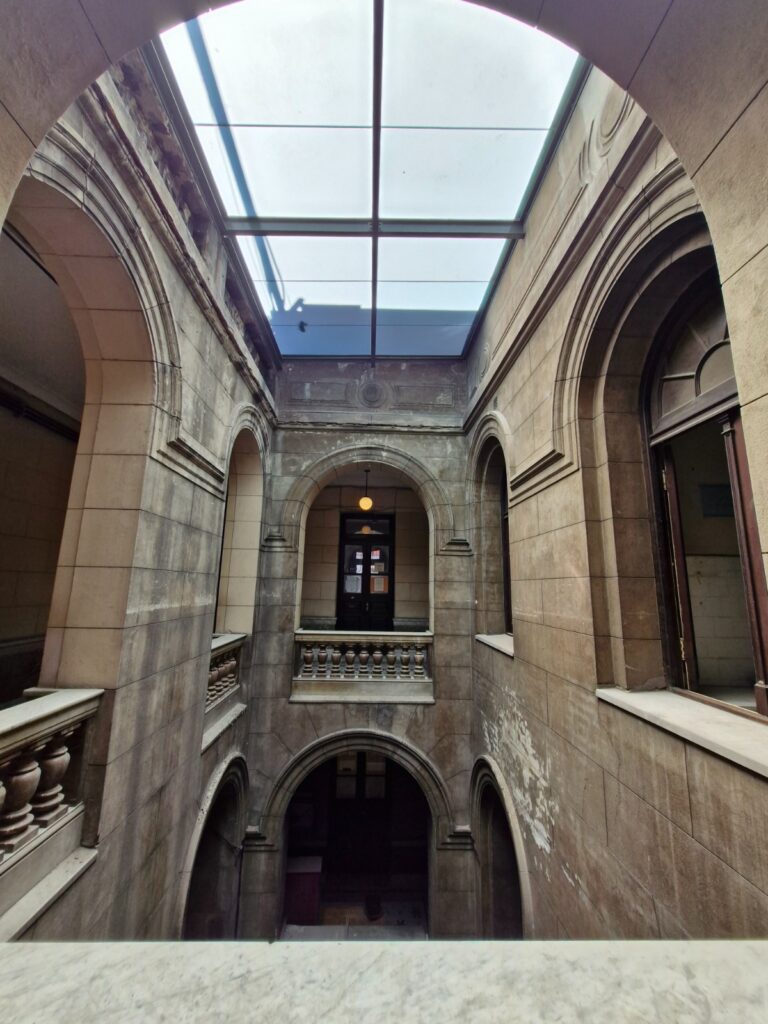 Patio interior con claraboya de vidrio de seguridad instalada en la Corte Suprema de Justicia de la Nación, CABA